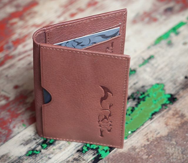 ReynardLeather's tweet photo. Find the Reynard Skinny wallet on Amazon our via our site.  Slim down your pockets in style!  #menstyle #skinnywallet #reynardleather #minimalist #hopeforjustice https://t.co/urpvjDa1bo https://t.co/rM3TZroIna