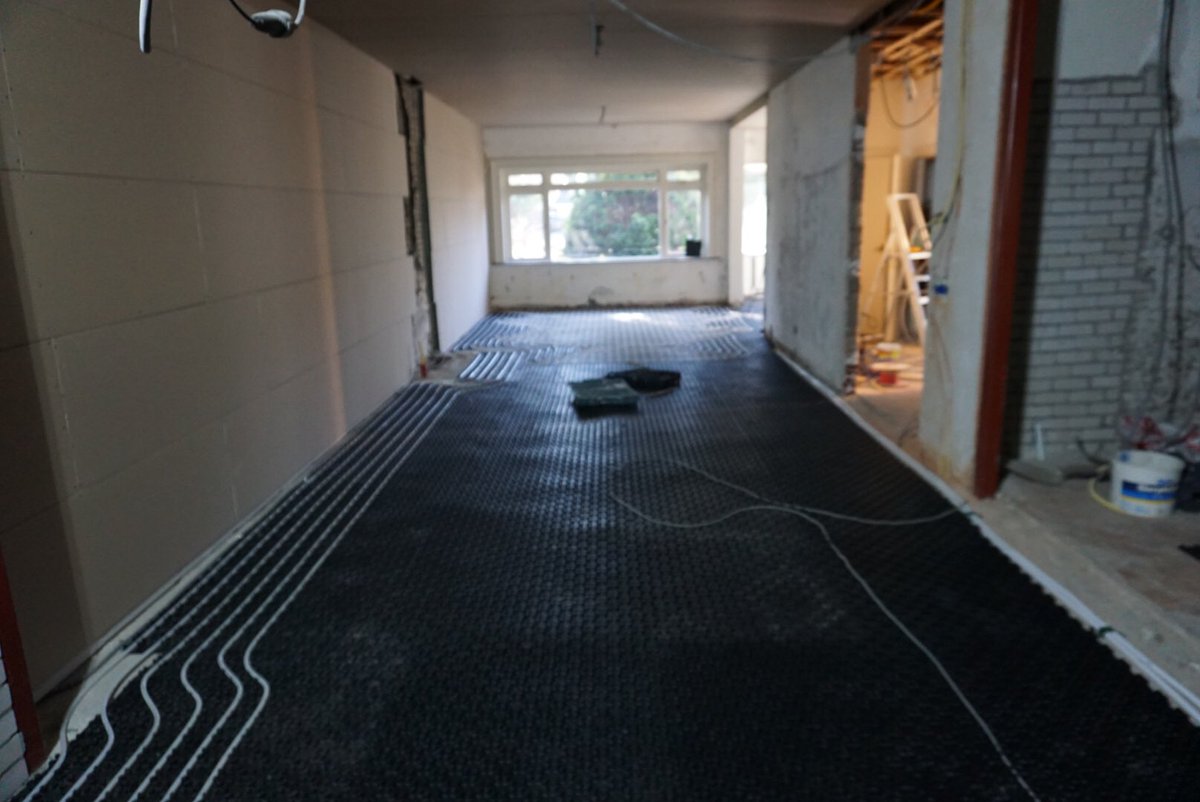 Vandaag wordt er vloerverwarming gelegd op een van onze projecten in het Gooi #vloerverwarming #bouwbedrijf #naarden