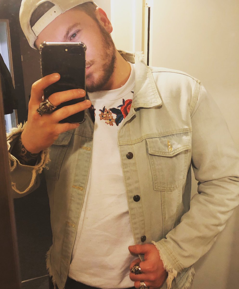 jordanedwards34's tweet photo. This denim jacket is lit🔥🤟 #mensfashion #denim #ripped https://t.co/FXj0uSKyAs
