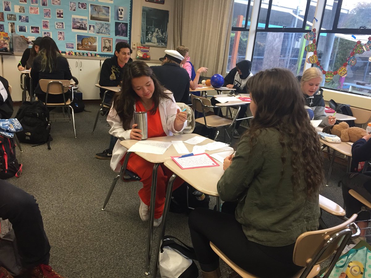 donsworldlang's tweet photo. @acalanesdons @ahs_dons        Come check out la clase de Español 3 hoy For our Feria de Trabajos (job fair) #noinglés https://t.co/fbGairx1Sg