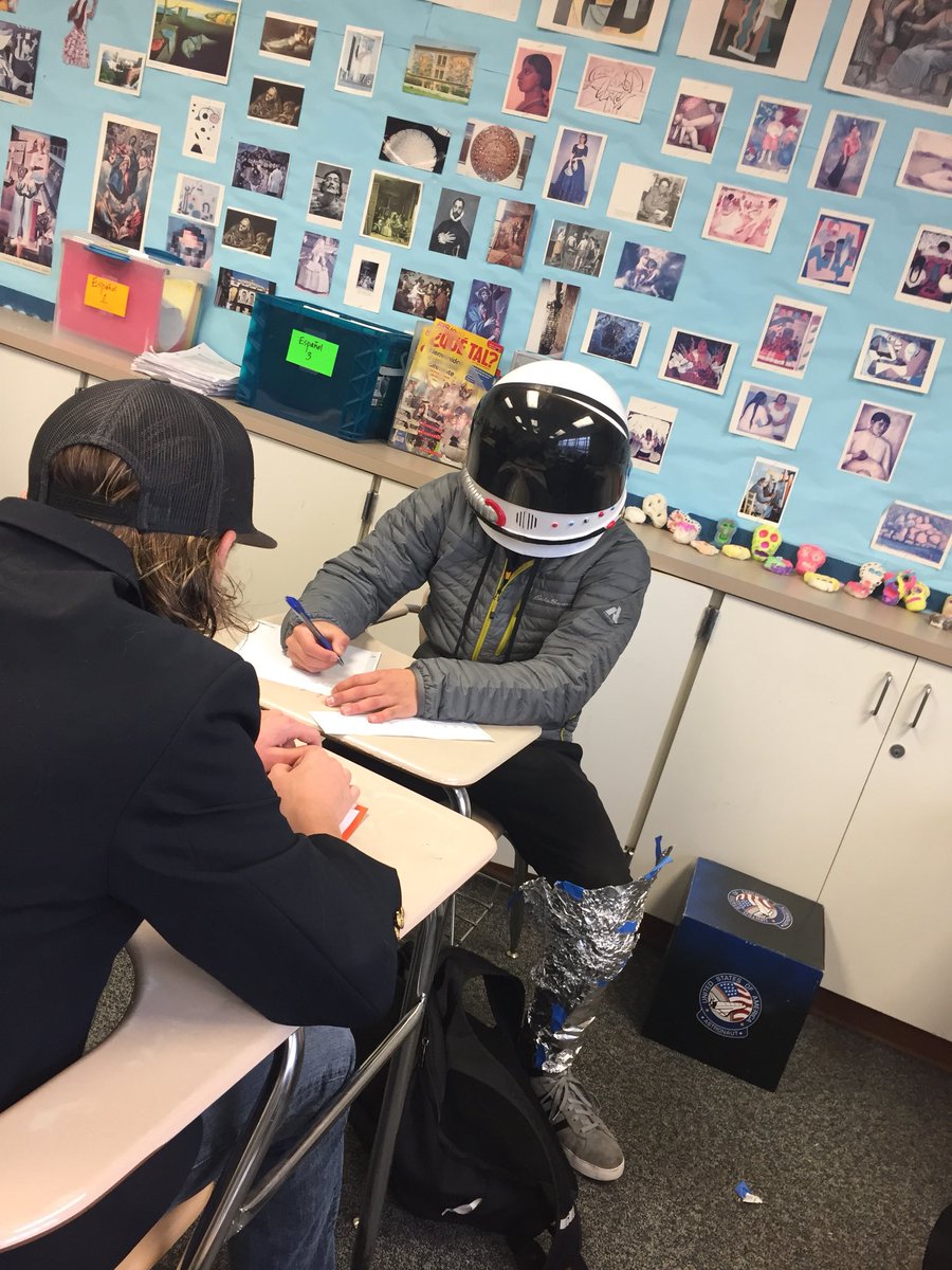 donsworldlang's tweet photo. @acalanesdons @ahs_dons        Come check out la clase de Español 3 hoy For our Feria de Trabajos (job fair) #noinglés https://t.co/fbGairx1Sg