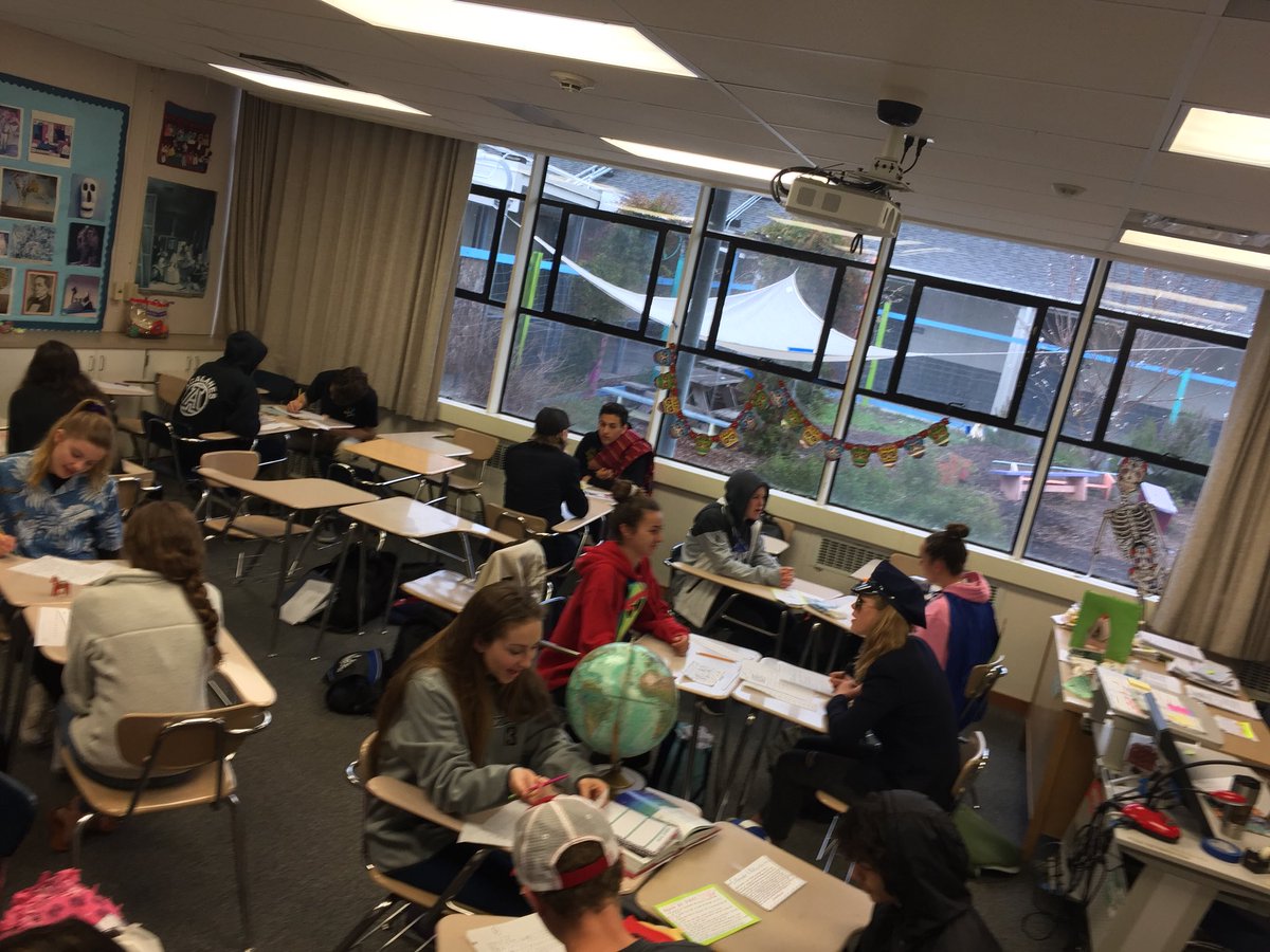 donsworldlang's tweet photo. @acalanesdons @ahs_dons        Come check out la clase de Español 3 hoy For our Feria de Trabajos (job fair) #noinglés https://t.co/fbGairx1Sg