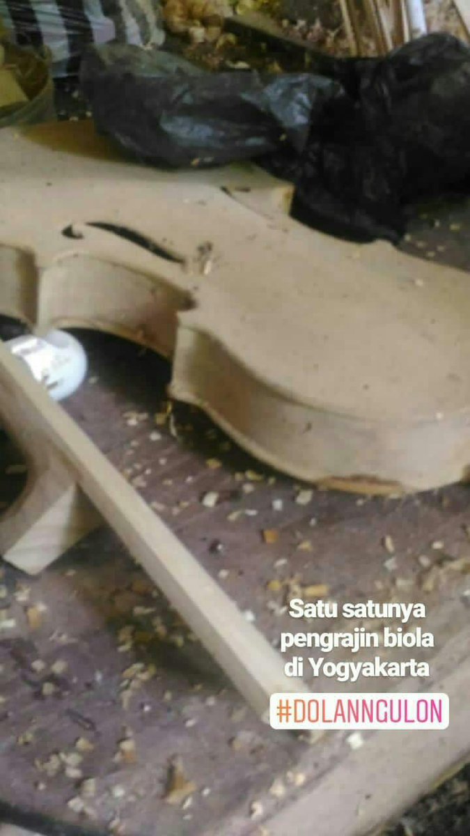 JogjaUpdate's tweet image. Usaha membuat biola ini dijalani selama 13tahun. Sekarang harga biola produksi Samigaluh ini milai 800ribu hingga sekitar 10juta, tergantung pesanan. Bahan bakunya semua dari kayu lokal Samigaluh. Jika dikerjakan sendiri, produksi biola bisa 15-20 buah sebulan #MampirKulonProgo