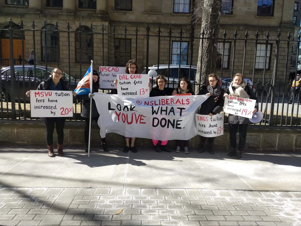 Students outside province house waiting for the #NSbudget. We need investments in #PSE to address the crisis of post secondary existions in #NS. #fightthefees #nspoli #cfsfcee