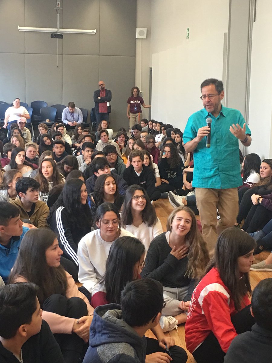 fernandezisabel's tweet photo. Federico Navarrete, autor del libro Huesos de Lagartija con los alumnos de octavo. https://t.co/lCNGoAIW3S
