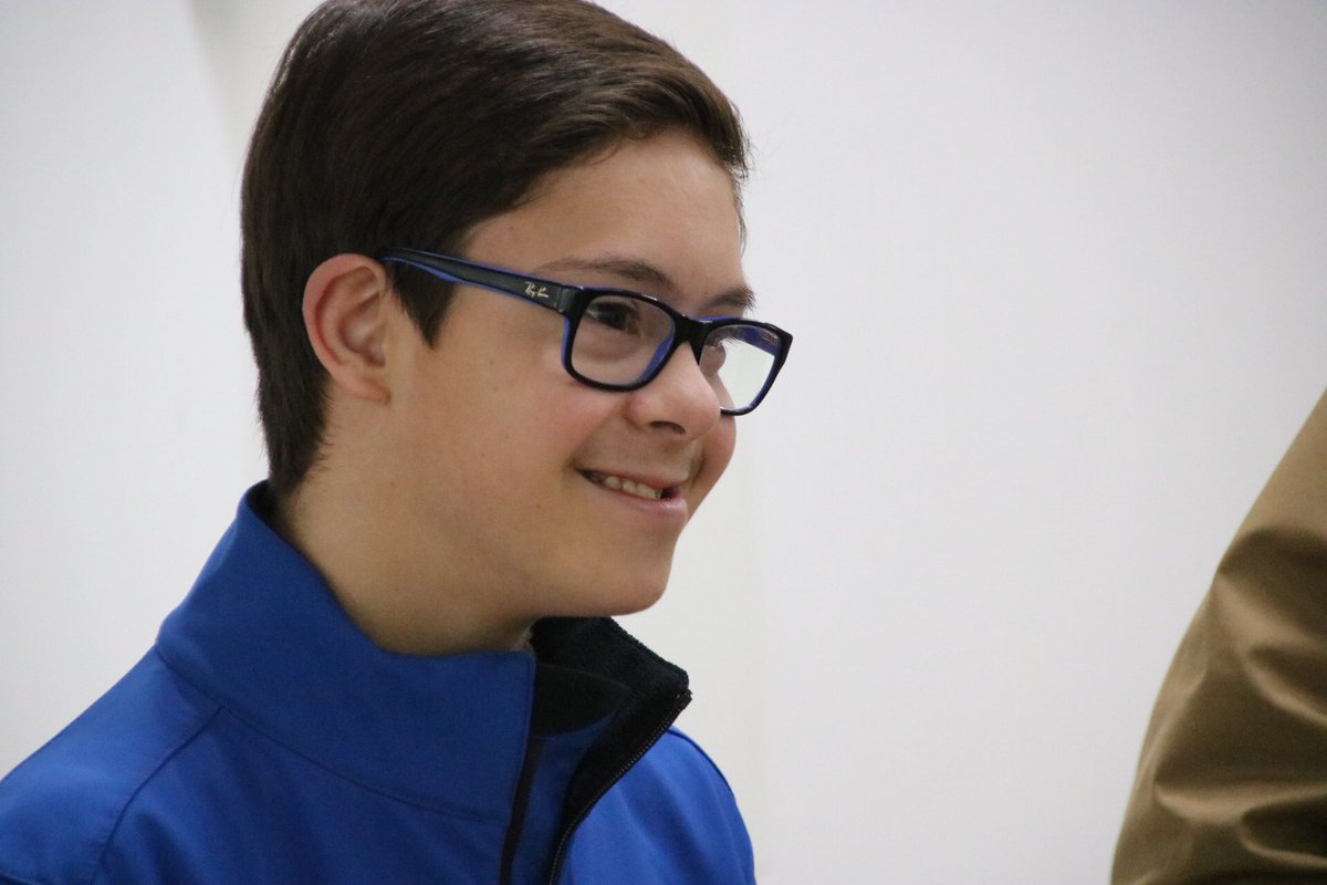 cultura_EXT's tweet photo. .@leireis se reúne en la Ciudad Deportiva de #Cáceres con el nadador cacereño Guillermo Gracia, que se ha proclamado pentacampeón 🥇en el Campeonato de España de natación 🏊🏼‍♂️ de la Federación Española de Deportes para Personas con Discapacidad Intelectual. https://t.co/2Q9KoZYKzQ