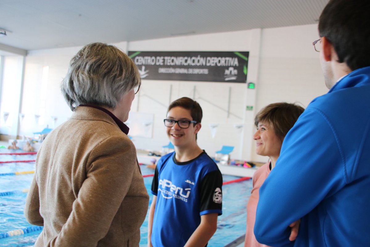 cultura_EXT's tweet photo. .@leireis se reúne en la Ciudad Deportiva de #Cáceres con el nadador cacereño Guillermo Gracia, que se ha proclamado pentacampeón 🥇en el Campeonato de España de natación 🏊🏼‍♂️ de la Federación Española de Deportes para Personas con Discapacidad Intelectual. https://t.co/2Q9KoZYKzQ