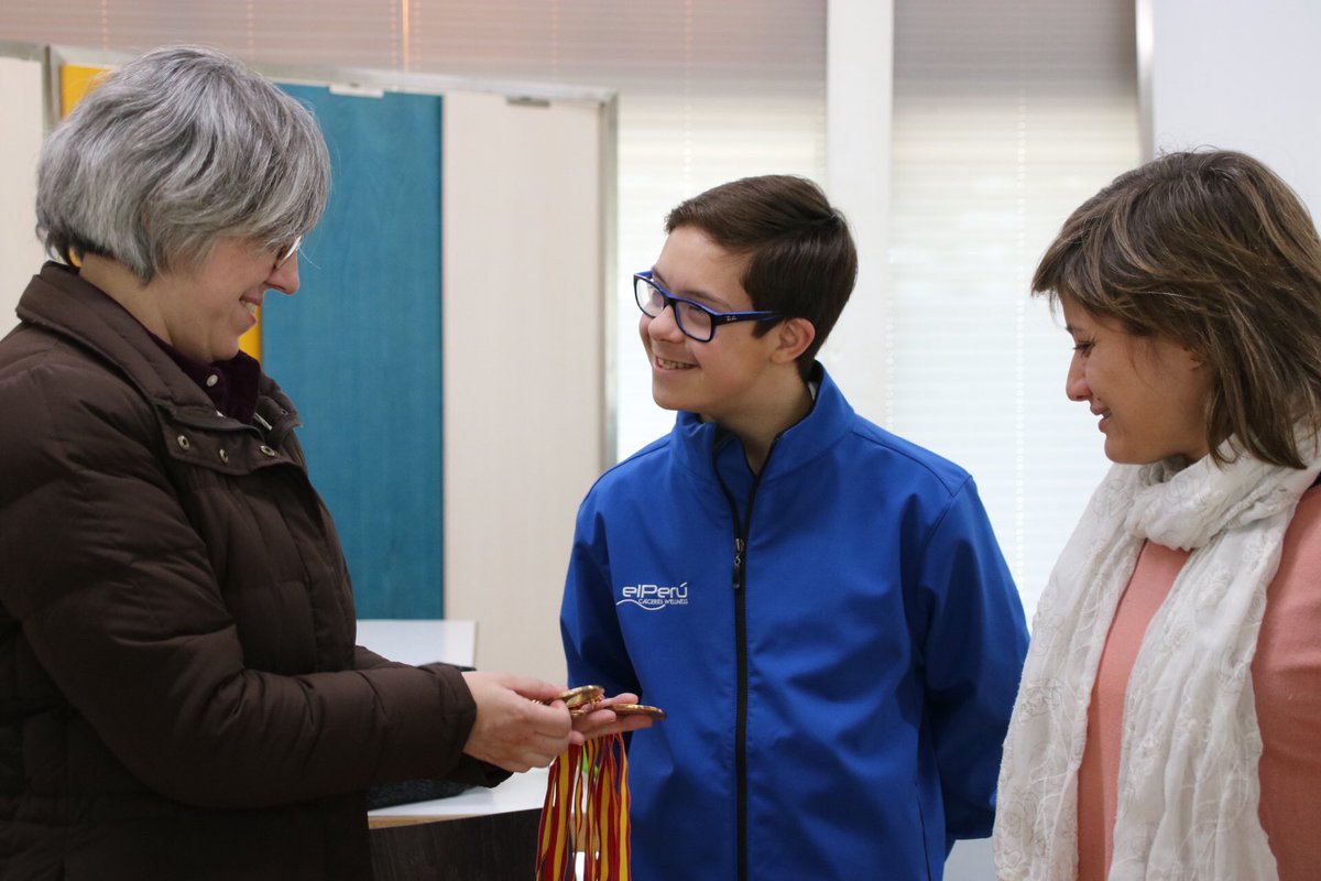 cultura_EXT's tweet photo. .@leireis se reúne en la Ciudad Deportiva de #Cáceres con el nadador cacereño Guillermo Gracia, que se ha proclamado pentacampeón 🥇en el Campeonato de España de natación 🏊🏼‍♂️ de la Federación Española de Deportes para Personas con Discapacidad Intelectual. https://t.co/2Q9KoZYKzQ