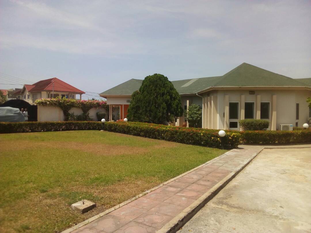 SleepWellingh's tweet image. An eight bedroom house immaculately presented just off the Lagos avenue at East Legon is for rent. Features include;  8 bedrooms
3 bedroom boys quarters
Many rooms are ensuite 
Air conditioning
Generator
Borehole
Ample parking
Beautiful landscape
Call Unipac on 0505359301