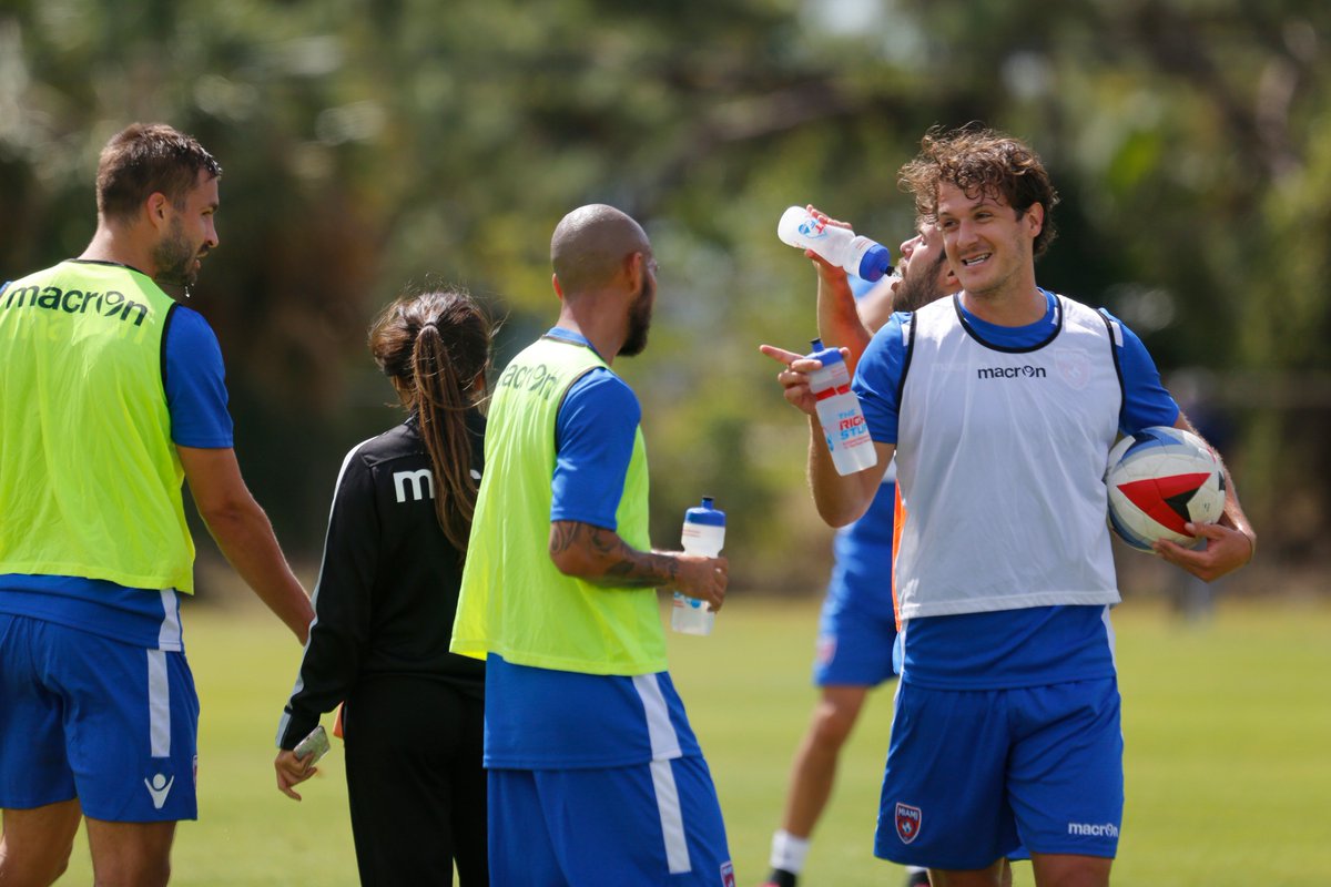 TheMiamiFC's tweet photo. #FirstDayOfSpring @TheMiamiFC 2 style! #VamosSpring https://t.co/rwldW5aACD