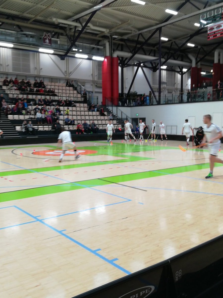 PaimionRuoska's tweet photo. Alkulämmöt päällä ja väkee lipuu sisään, kohta mennään! #salibandy #lr2div #pelipäivä #finaalit https://t.co/6p88m65Y7Z