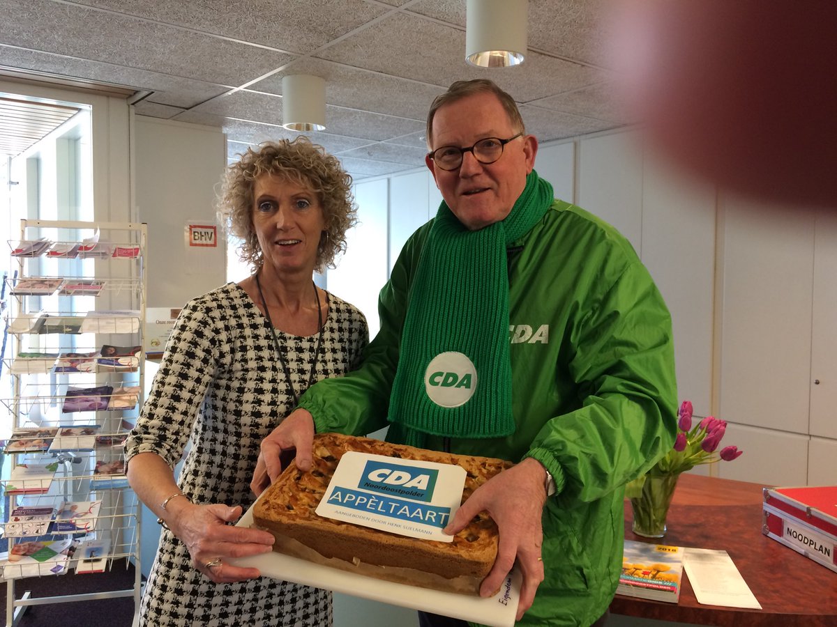 Deze CDA appeltaart heb ik vanmiddag afgeleverd bij de vrijwilligers van De Markehof in Marknesse. Deze vrijwilligers doen veel en goed werk voor de bewoners van dit verzorgingshuis. Hun inzet wordt bijzonder gewaardeerd.