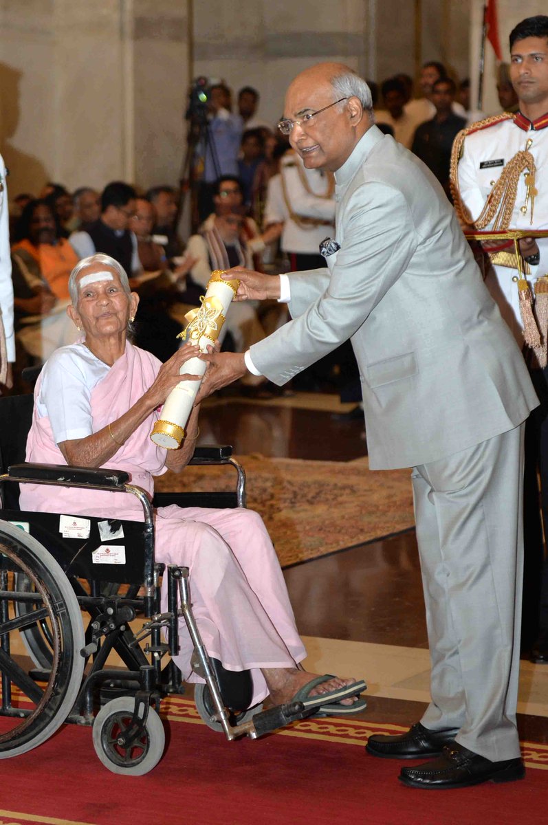 rashtrapatibhvn's tweet photo. இந்தியாவின் மூத்த யோகா ஆசிரியை திருமதி நானம்மாளுக்கு பத்ம ஸ்ரீ விருதை குடியரசுத் தலைவர் திரு. ராம்நாத் கோவிந்த் வழங்கினார். 98 வயதான திருமதி நானம்மாள் தினமும் 100 மாணவர்களுக்கு யோகா பயிற்றுவிக்கிறார். இதுவரை 10 லட்சத்திற்கும் அதிகமானவர்களுக்கு யோகா பயிற்சி அளித்துள்ளார். https://t.co/0aK8DjhxJH