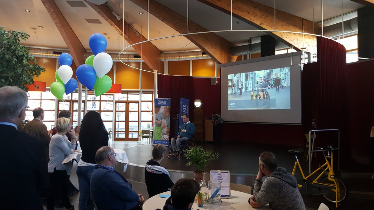 LeefstijlRivas's tweet photo. Niek van den Adel inspireert de belangstellenden met zijn persoonlijke verhaal over revalidatie, met zijn hond Joep, die podiumangst heeft :) #openingR&H2018 @niekvdadel https://t.co/Q3slNKSgBa