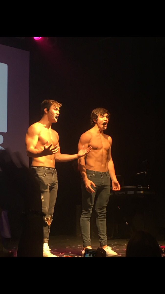guiltygray's tweet photo. Throwback to the one of the best nights of my life❤️ #4outoronto @GraysonDolan @EthanDolan https://t.co/gZIOmJ9XiE