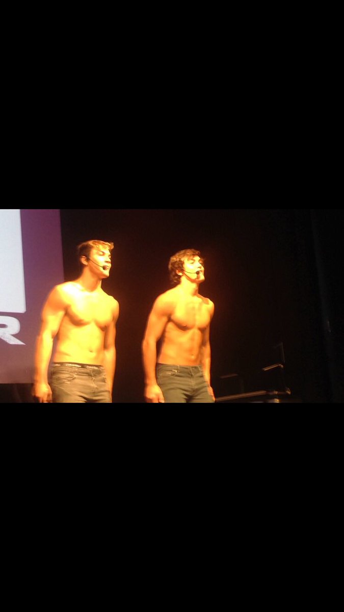 guiltygray's tweet photo. Throwback to the one of the best nights of my life❤️ #4outoronto @GraysonDolan @EthanDolan https://t.co/gZIOmJ9XiE