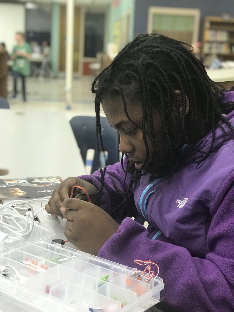 PocomokeMiddle's tweet image. No indoor recess blues here! Students learning how circuits work with @littleBits and creating 3D designs with @3Doodler pens in our school’s MakerSpace. @pmsmakerspace #stemmatters  #futurereadylibrary