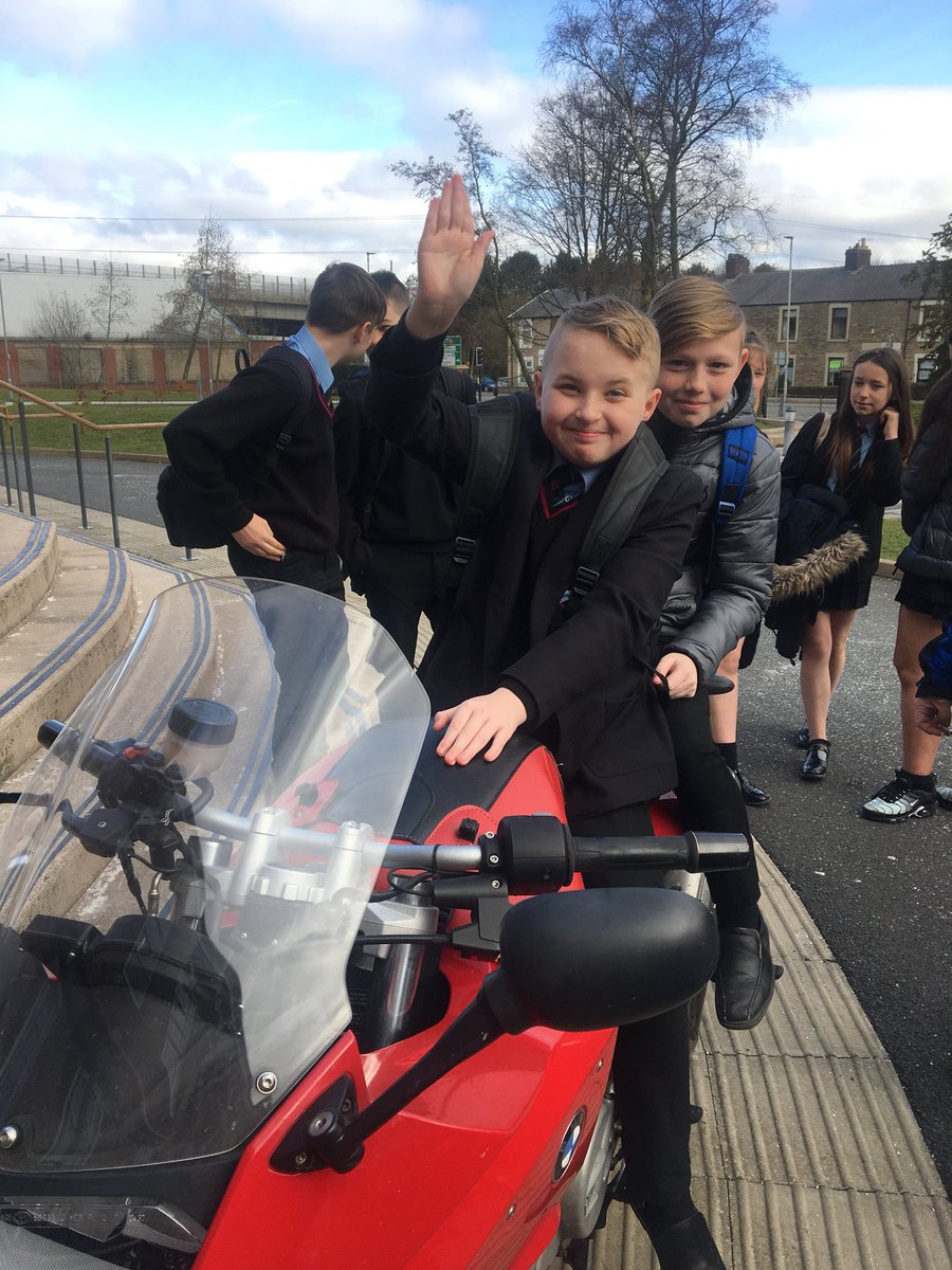 AVali_207's tweet image. 8V clearly not bothered by today’s temperatures, however deceiving the sun may have been, when there were motorbikes to tend to! #christianbikers #SLD #SuperEnrichmentDay2018 #DVHS # #8Vdiditagain #learning #learningtoleranceandrespect #charity