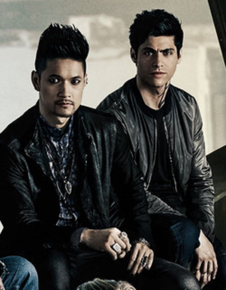 MalecForever77's tweet photo. ONLY 2 HOURS AWAY!!! 

MALEC ARE COMING ➰❤

#Shadowhunters #MalecToday #ShadowhuntersSeason3 https://t.co/X5bJGa8Dcc