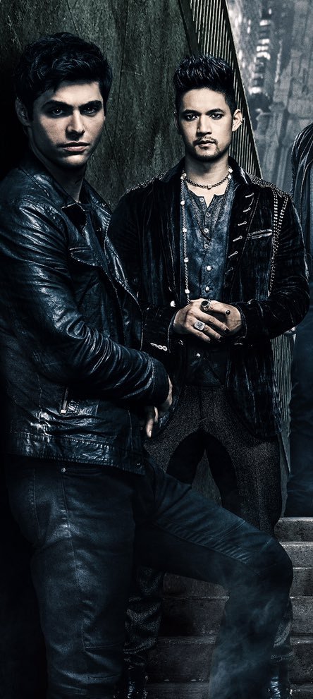 MalecForever77's tweet photo. ONLY 2 HOURS AWAY!!! 

MALEC ARE COMING ➰❤

#Shadowhunters #MalecToday #ShadowhuntersSeason3 https://t.co/X5bJGa8Dcc