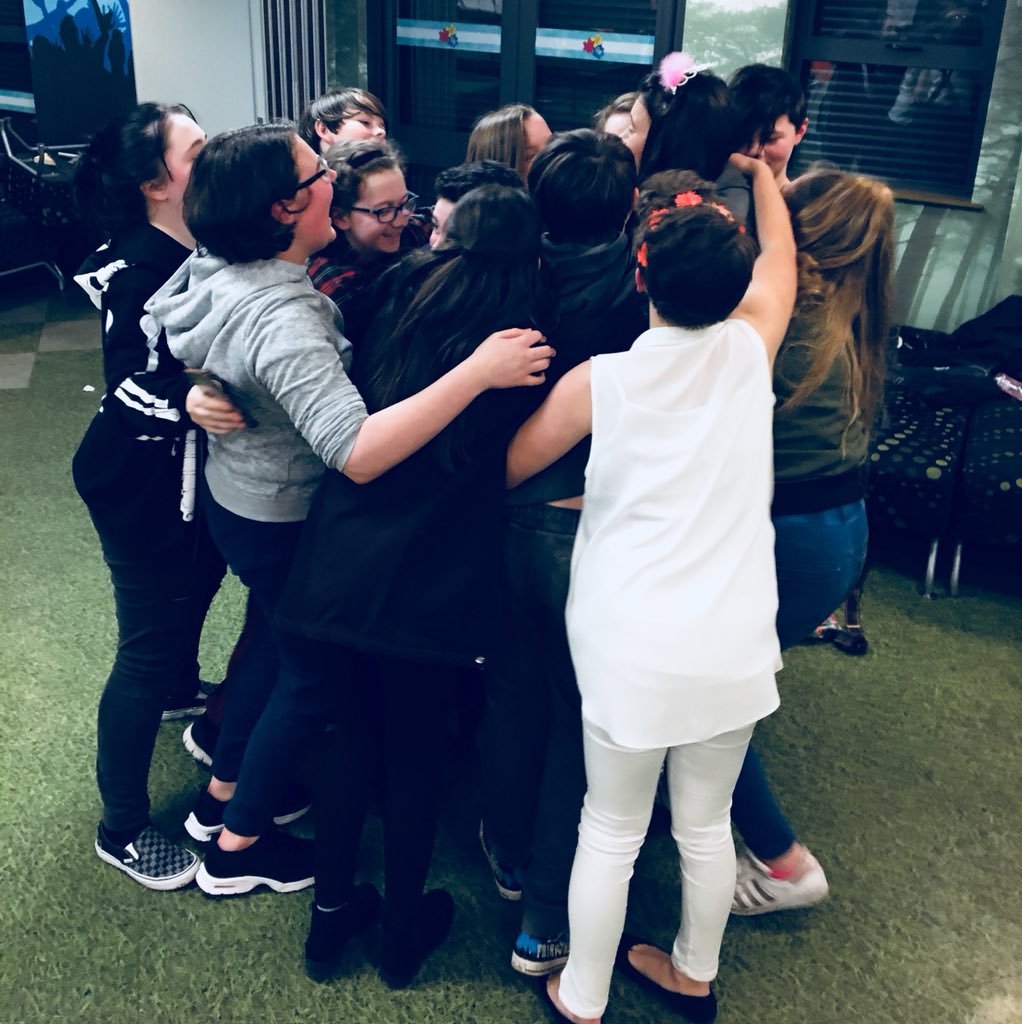 HelenVibeUKOrg's tweet photo. Hugs all round for the last session of our original Be UrSelf member Faye! @KnowsleyYM wishes you all the best for the future and I’m sure we’ll see you around 👋 #BeUrSelf https://t.co/T3pYv8c0Ik