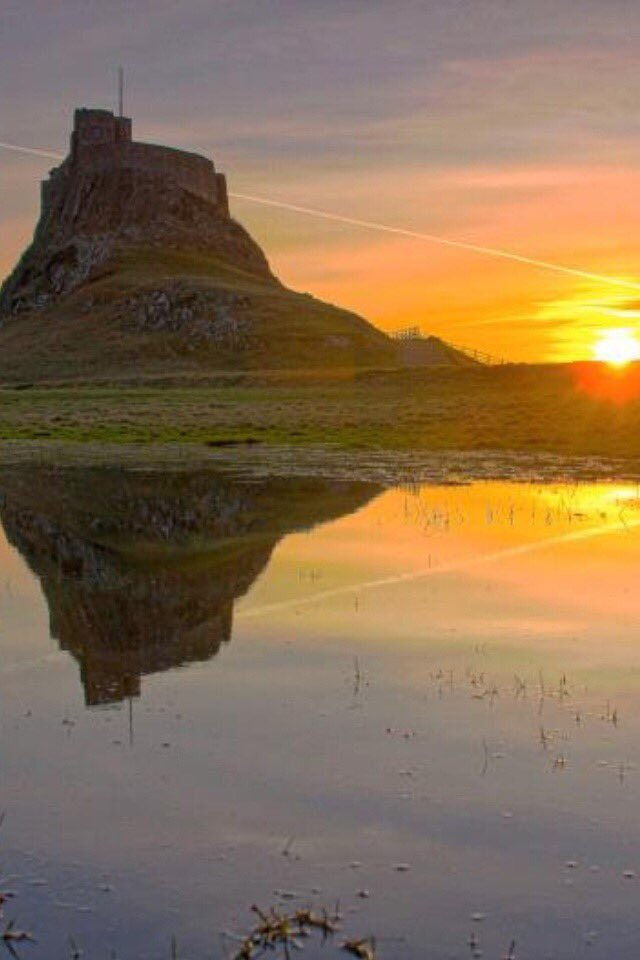 HistoryNeedsYou's tweet image. Reflected glory of Lindisfarne 
#Cuthbert Day #photography courtesy @VisitNland 
Please visit @NTlindisfarne #Northumberland