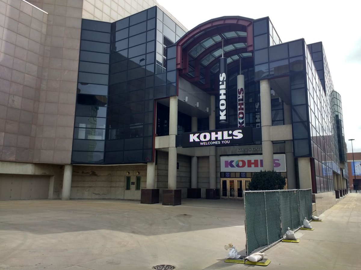 IAmTyTheHuman's tweet photo. It may not be beautiful to you, but the Kohl's entrance to the BMO is one of my favorite spots in #Milwaukee. Go #Bucks go.

#csubbb203_Spr18 #Scenic @Bucks https://t.co/JHsg9W7U8M