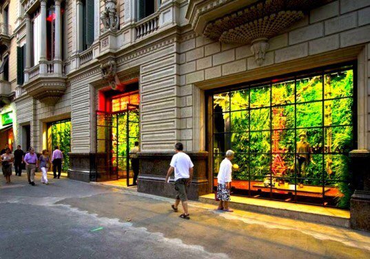 Fauxliage1's tweet photo. Bring the #outside in with our range of #living #walls #hedges #interiordesign #deco #trend - even #chanel using #fauxliage - stretch your imagination #spring in to the world of #creativity https://t.co/2qSUe0Rljo