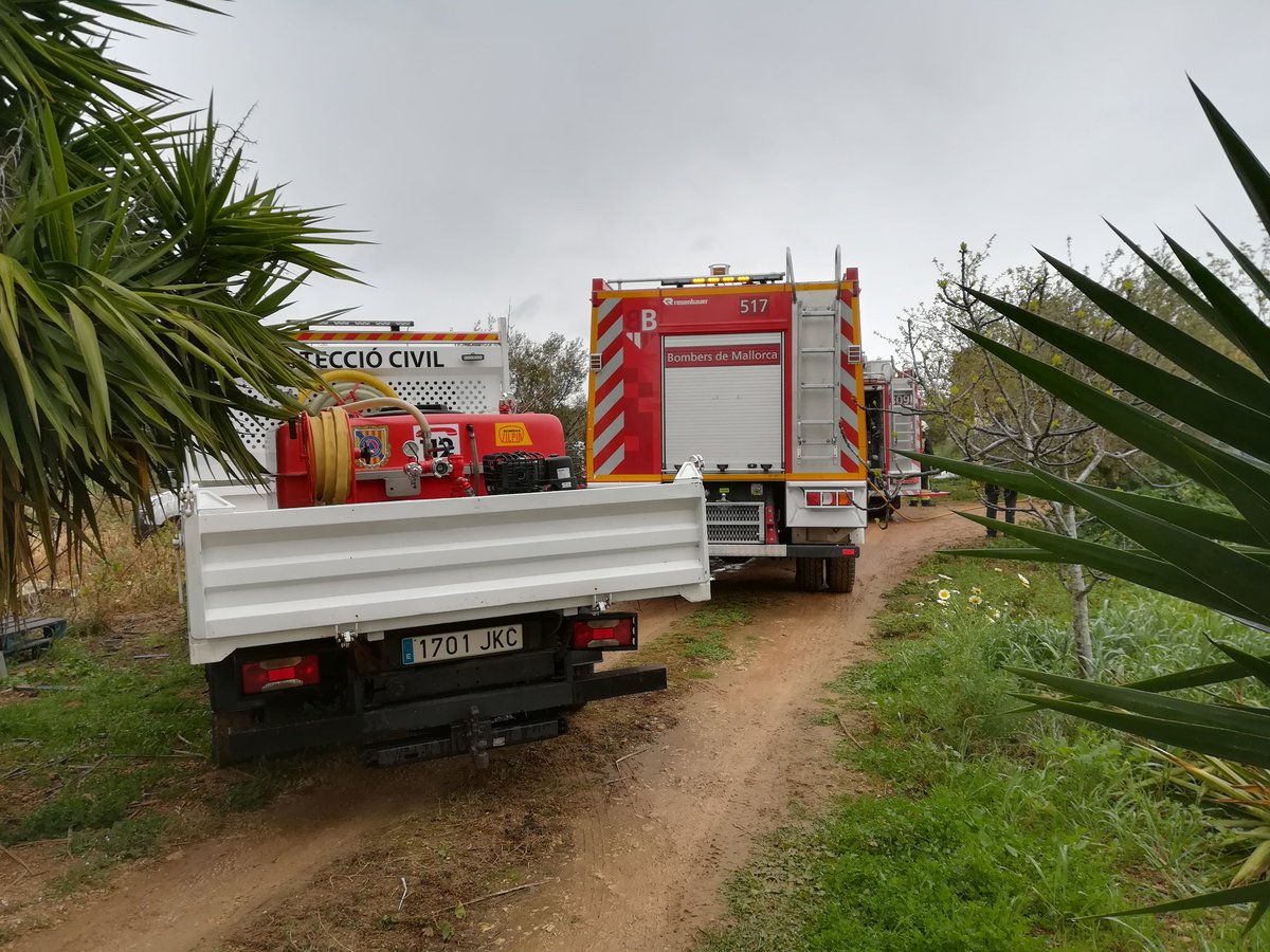 PcSLlorencCarda's tweet image. Hoy somos requeridos por el servicio de emergencias 112, por un incendio en chimenea sobre las 14:17 entre Son Carrió y Son Negre. Se desplazan al lugar: Policía Local, Guardia  civil, 061 y Bombers del Consell de Mallorca (Arta y Manacor)