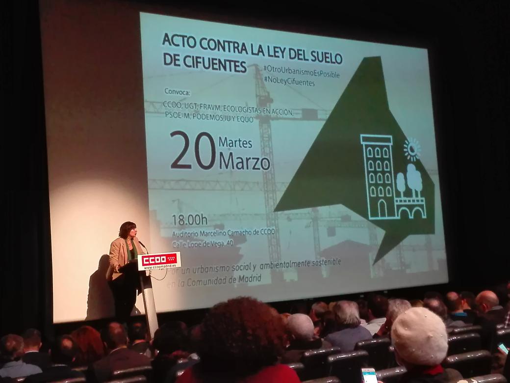 SVElMolar's tweet photo. Desde el auditorio Marcelino Camacho, en el acto #NoLeyCifuentes en que desde los movimientos sociales, las candidaturas del cambio y los sindicatos nos posicionamos contra la propuesta de la Ley del Suelo que @ccifuentes quiere aprobar y se explica que #OtroUrbanismoEsPosible https://t.co/xG2WtS7yIW