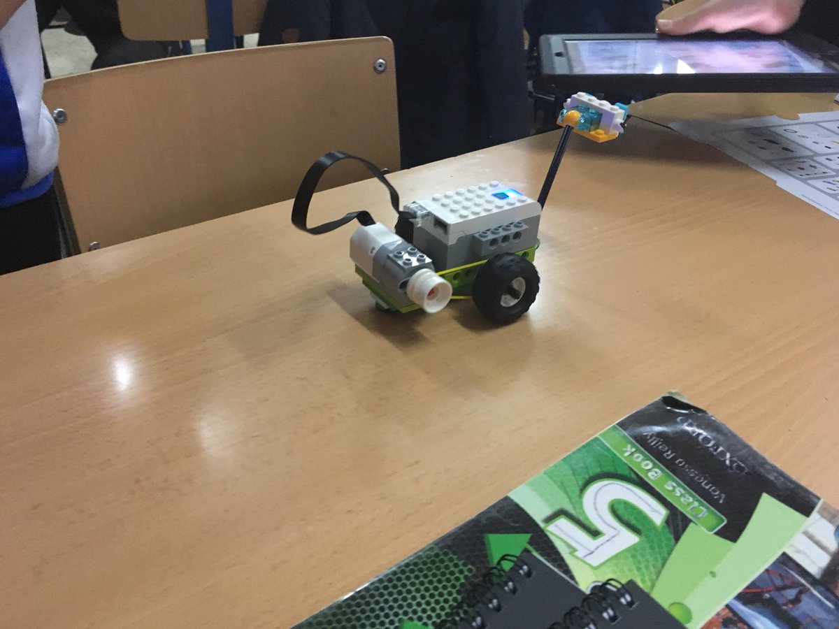 JoseAlberMartin's tweet photo. Empezamos nuestro @Profundiza Un curso más, súper ilusionados con la propuesta de @LEGO_Education  #wedo y #ipad @RossellimacEDU https://t.co/D3oYp7P53o