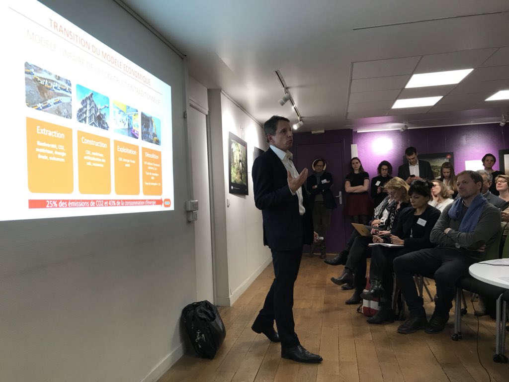 c3_d's tweet photo. En direct du #3RDL « La Green Economy consiste à faire comme avant en verdissant légèrement les produits et services. Il faut aller plus loin vers la Blue Economy basée sur l’#innovation. » @FBonnifet https://t.co/chHNfflScL