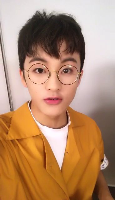 MarkLeeLQ's tweet photo. 💛💛 #mark #마크 https://t.co/C24nvY0SsA