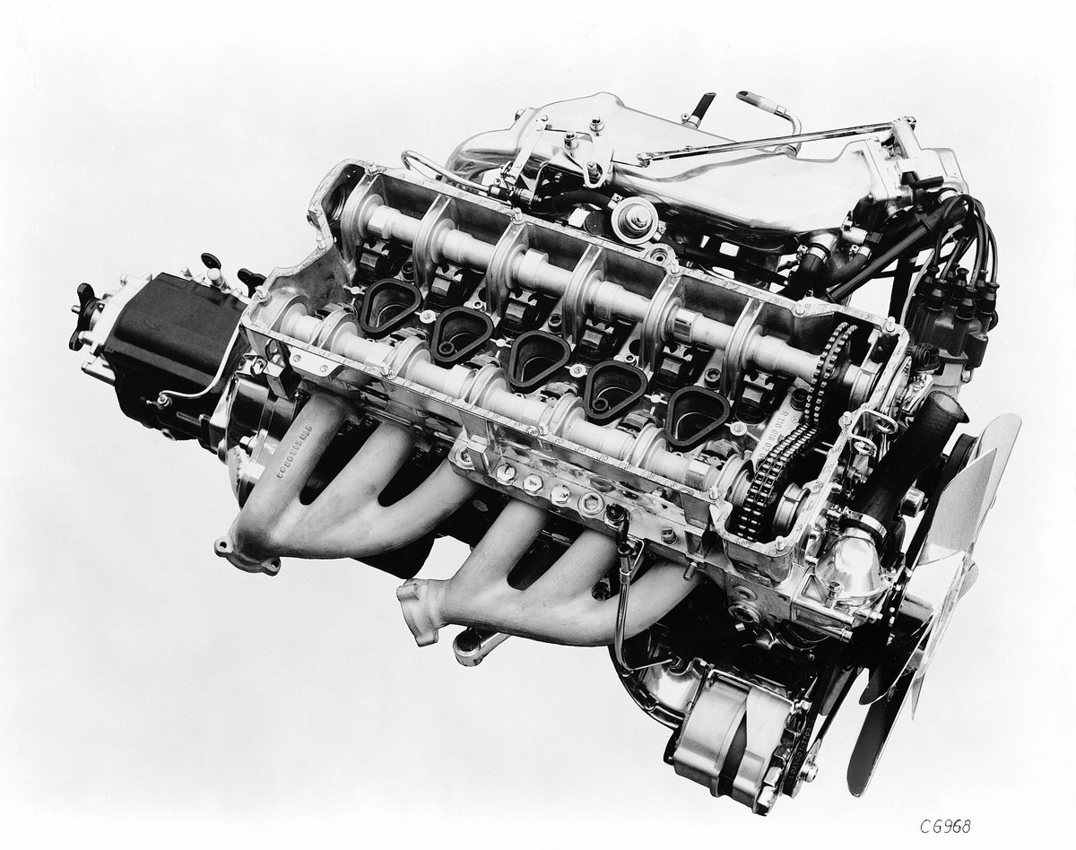 MB_Museum's tweet photo. Talking about masterpieces, they usually show just this Coupé.
But man, these engines are so beautiful, too!
#MBclassic #stroke8 https://t.co/Smb14sSBgg