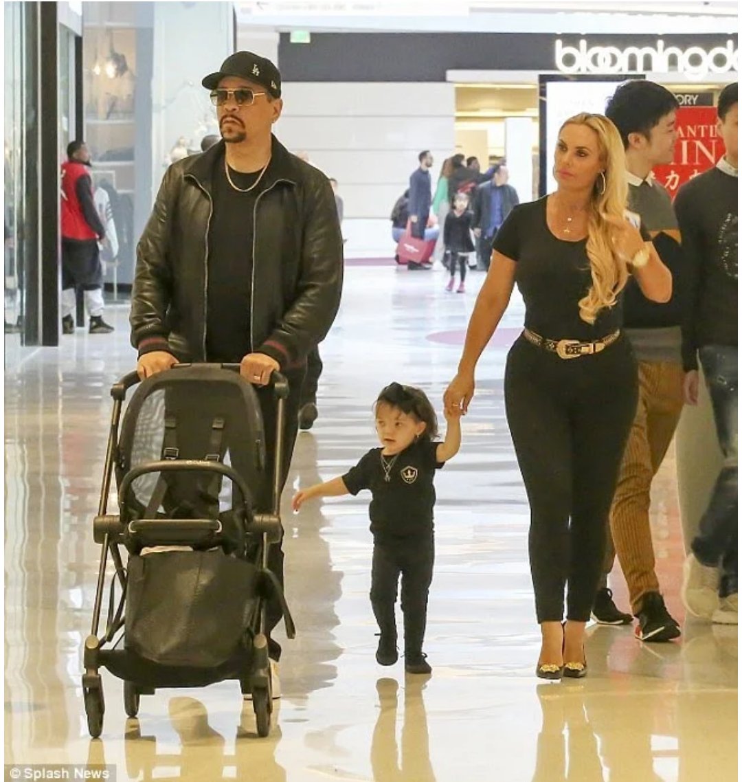 BabyChanelworld's tweet photo. Out shopping on moms birthday with family.. Found these paparazzi shots on the net (except the 1st pic)

Matching T's- @sugararmyshop https://t.co/GaqUjxFPiG