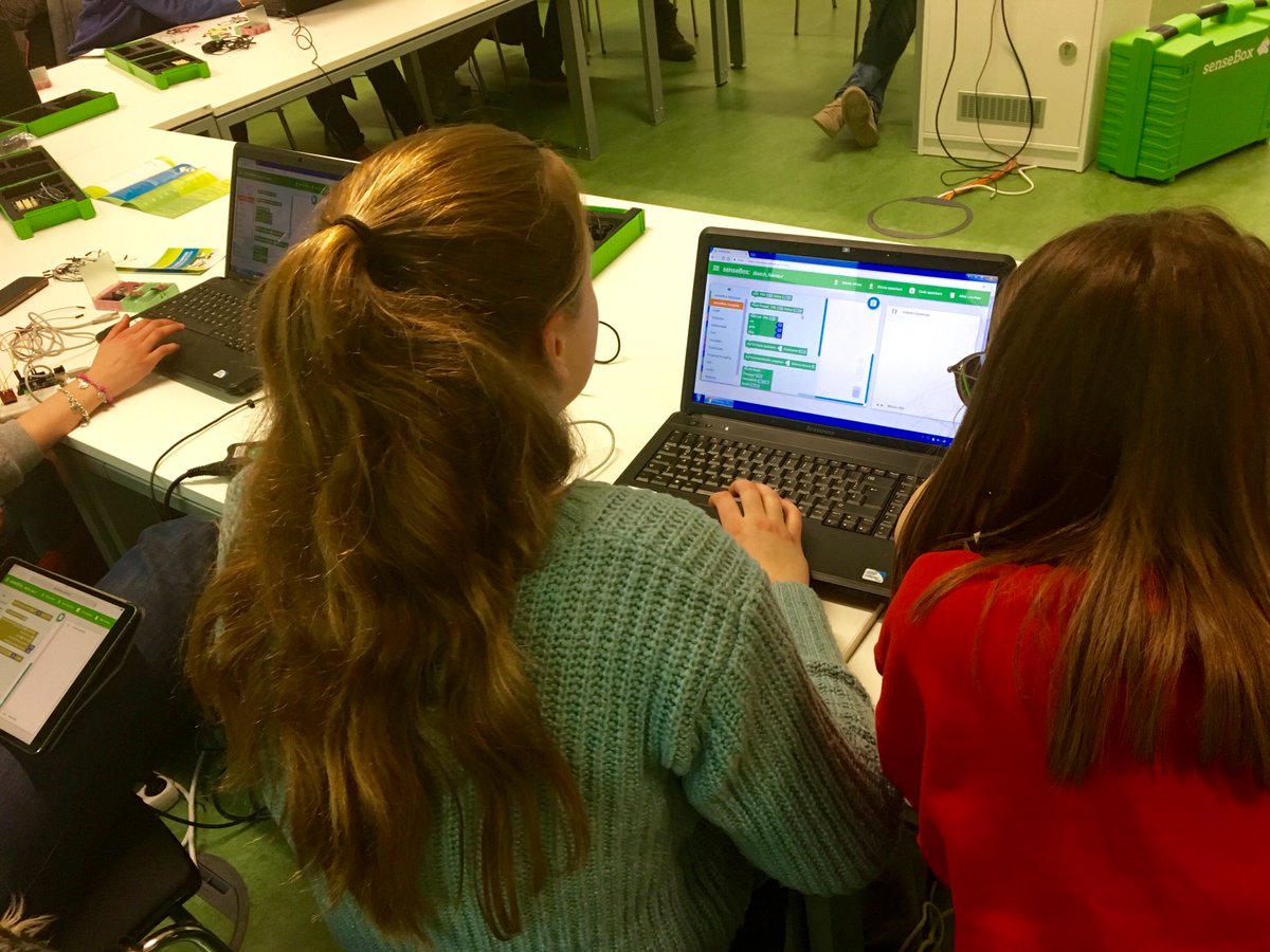 SenseBox_De's tweet photo. Schülerbesuch vom Archigymnasium aus #Soest im #ifgi @WWU_Muenster. Im #Workshop lernten sie die #senseBox und Blockly kennen #digitalebildung #coding #edtech. Wer Lust hat, sich selbst am #Codieren auszuprobieren: https://t.co/e5ZCjq52LU https://t.co/EbCDEwVDTs
