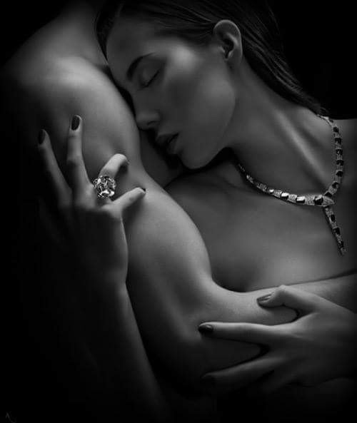 — "Неплохо" слитно пишется или раздельно?
— Смотря с кем...