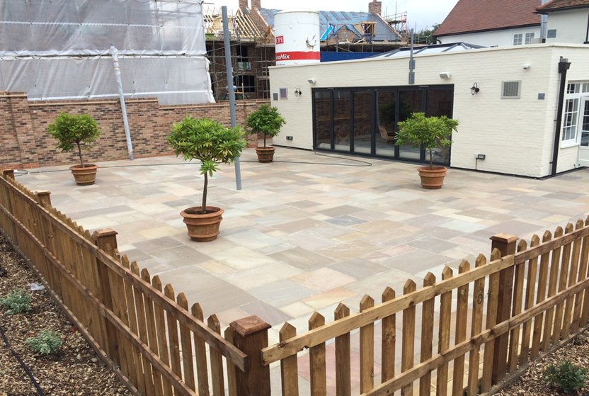 strongbasedrive's tweet image. Before &amp;amp; After @TheWhiteHorseHo Amazing Beer Gardern showing Indian Standstone paving @BradstoneUK @The_APL @BALI_Landscape
