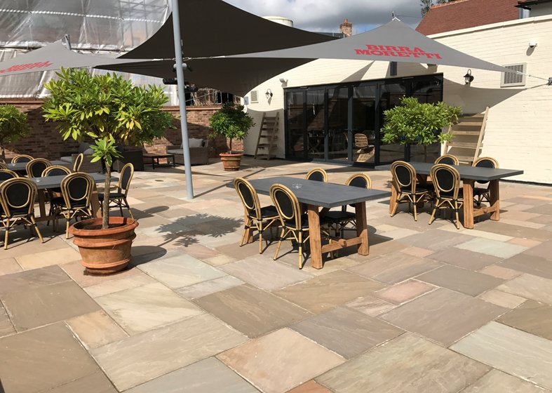 strongbasedrive's tweet image. Before &amp;amp; After @TheWhiteHorseHo Amazing Beer Gardern showing Indian Standstone paving @BradstoneUK @The_APL @BALI_Landscape