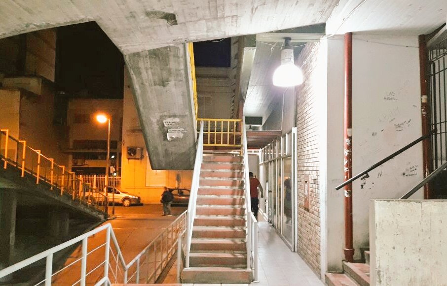 Val_Fabian's tweet photo. Terminamos en el dia de ayer de reponer y agregar las #LuminariasExternas en el #MercadoMunicipal.
Trabajando en #equipo con el @MunicipioBB y @GobiernoMBB.
#MasLUZ #MasSEGURIDAD #MercadoRenovado.
@hector_gay @fercompagnoni. https://t.co/4ZlWyG8GYT