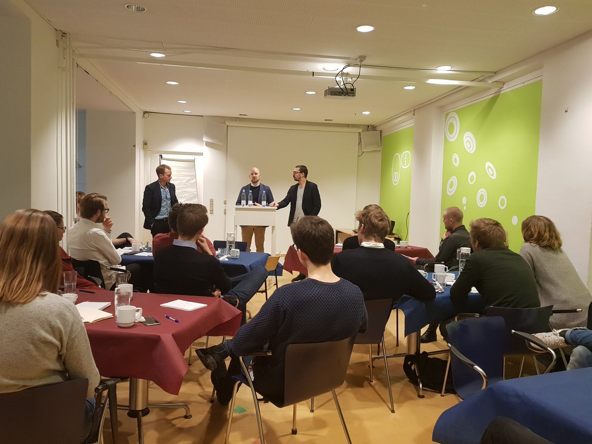 Fagbevægelsen møder platformsøkonomi på Det Progressive Akademi. Hvordan kan vi sikre organisering af arbejdere på digitale platforme og et godt arbejdsmarked for alle? God, konstruktiv diskussion med @MichaelBugaj fra Meploy,  <a href="/PeterASchroeder/">PeterASchroeder</a> fra @LO_Danmark &amp; <a href="/kristianweise/">Kristian Weise</a>