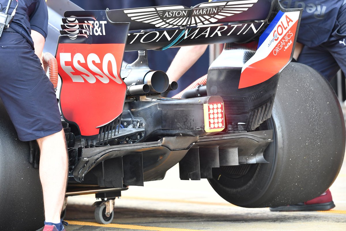Albrodpul's tweet photo. @AMorteF Visto de frente (primera imagen) no dice lo mismo. 
Por esa misma regla, el Red Bull también es asimétrico (segunda imagen), cuando de frente no lo es (3ª imagen). 
Todo depende de cómo lo mires (4ª imagen). https://t.co/eQEVGGtDQo