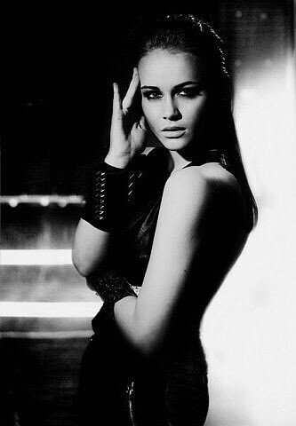 Так много слов, так мало смысла.
Так много снов, так мало жизни...
Так много "я", так мало "вместе".
Так много лжи, так мало чести...