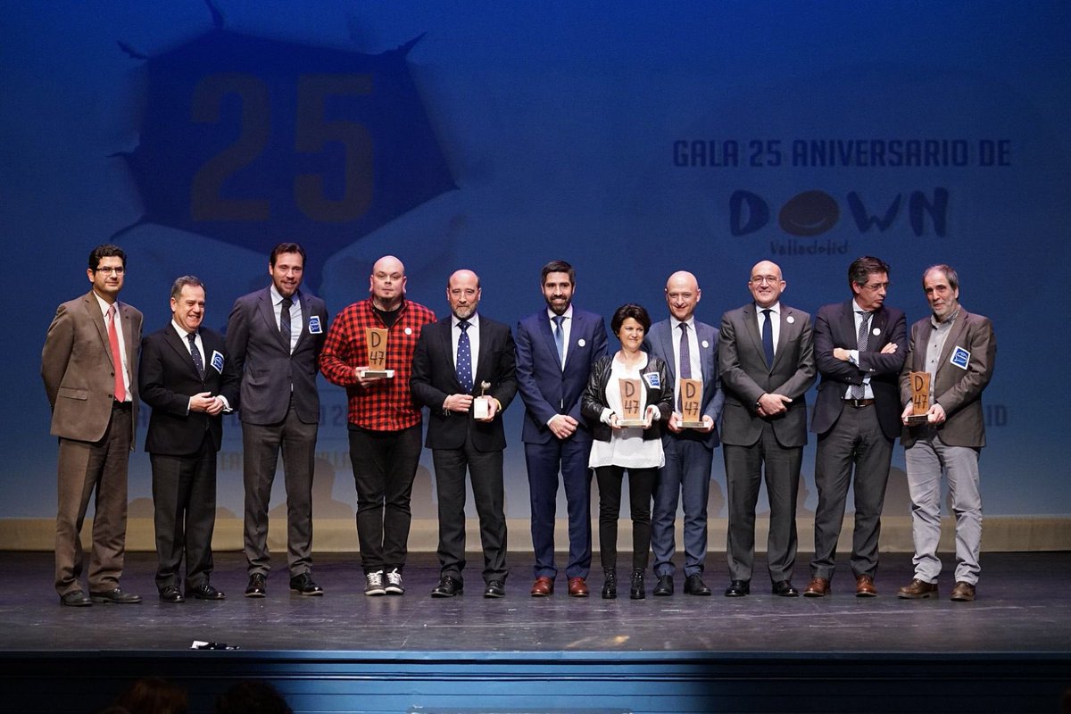AyuntamientoVLL's tweet photo. Alcalde @oscar_puente_, Presidente @Dip_Va, @JesusJCarnero, Delegado @jcyl, #PabloTrillo, y Presidente @DownValladolid, @manuelvl, junto a Premiados 25º Aniversario #DownValladolid: @JesuitinasValla, @caixabank (@FundlaCaixa), #PacoAlcántara (@rne), Fundación @VRAC y @danimantis. https://t.co/AY3fgWEBQG