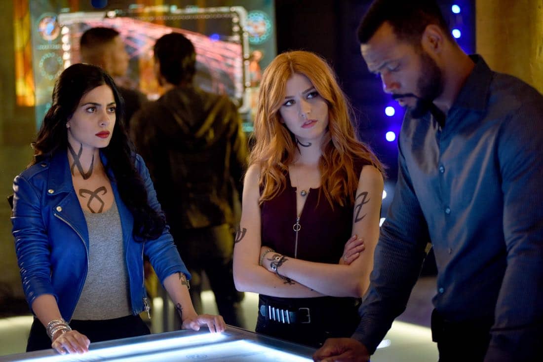staticmm_tv's tweet photo. #TV Tonight: #Shadowhunters on FREFM - Season 3 Premiere: secrets abound as the Shadowhunters and Downworlders try to get back to normal after Valentine's death. https://t.co/9AxLz7KGIf