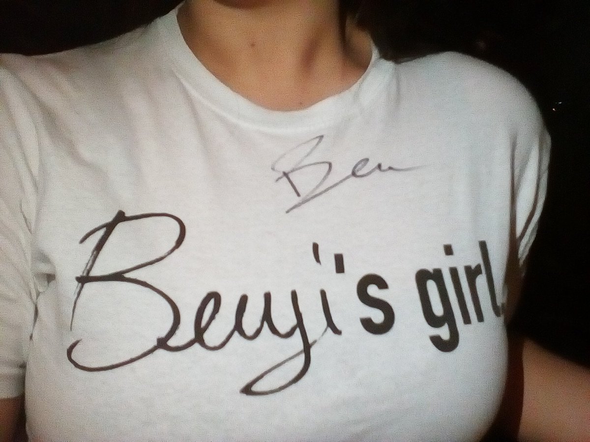 muzzielisa's tweet photo. Quando chiedi a @fedefederossi di firmarti la maglia anche se é di Ben e lui decide di falsificare la firma del socio @Benji_Mascolo 👫
@BenjieFede #Bologna20.03.18 https://t.co/D1gzhVQPVH