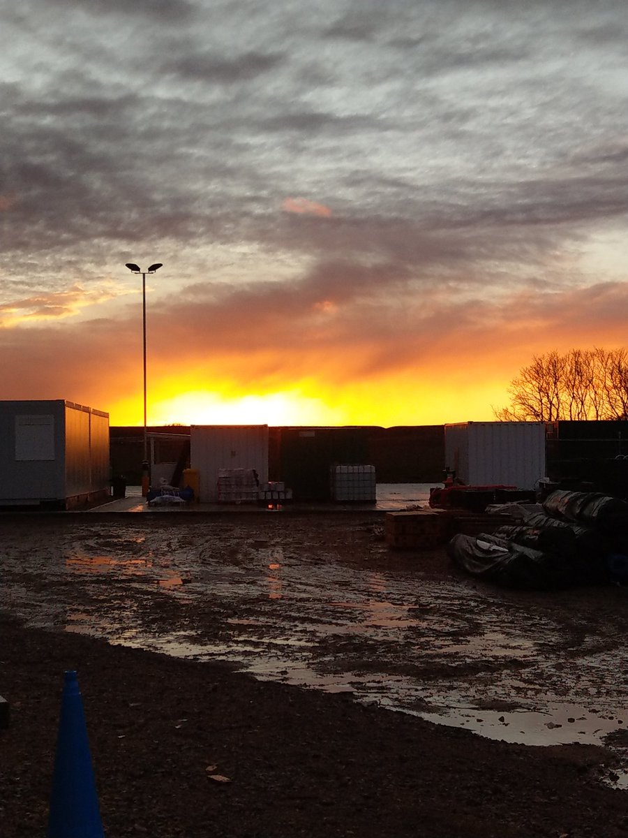 FabbbioGiallo's tweet image. Terra bagnata e cielo in fiamme.
#siteworks