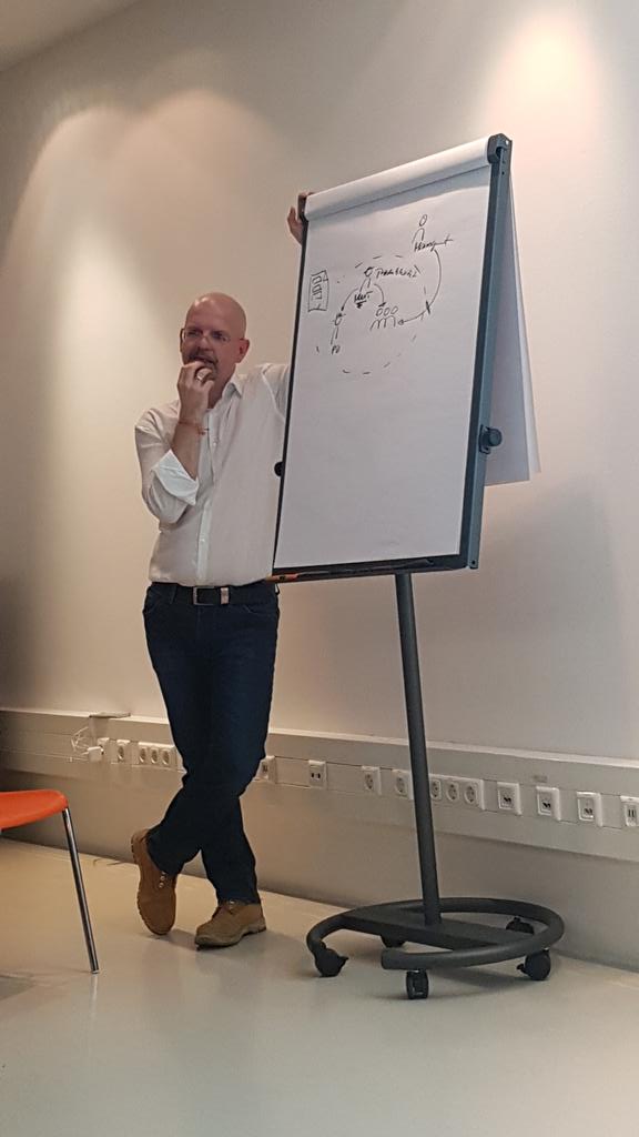 Laura Hitti tweet media