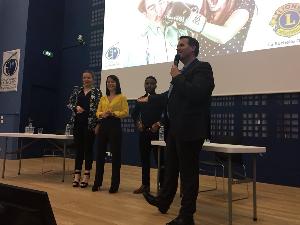 fernandes_valer's tweet photo. @GroupeSupdeCoLR sur le podium les trois lauréats ! Émotion et rire! Bravo à tous! https://t.co/IouRN742vs
