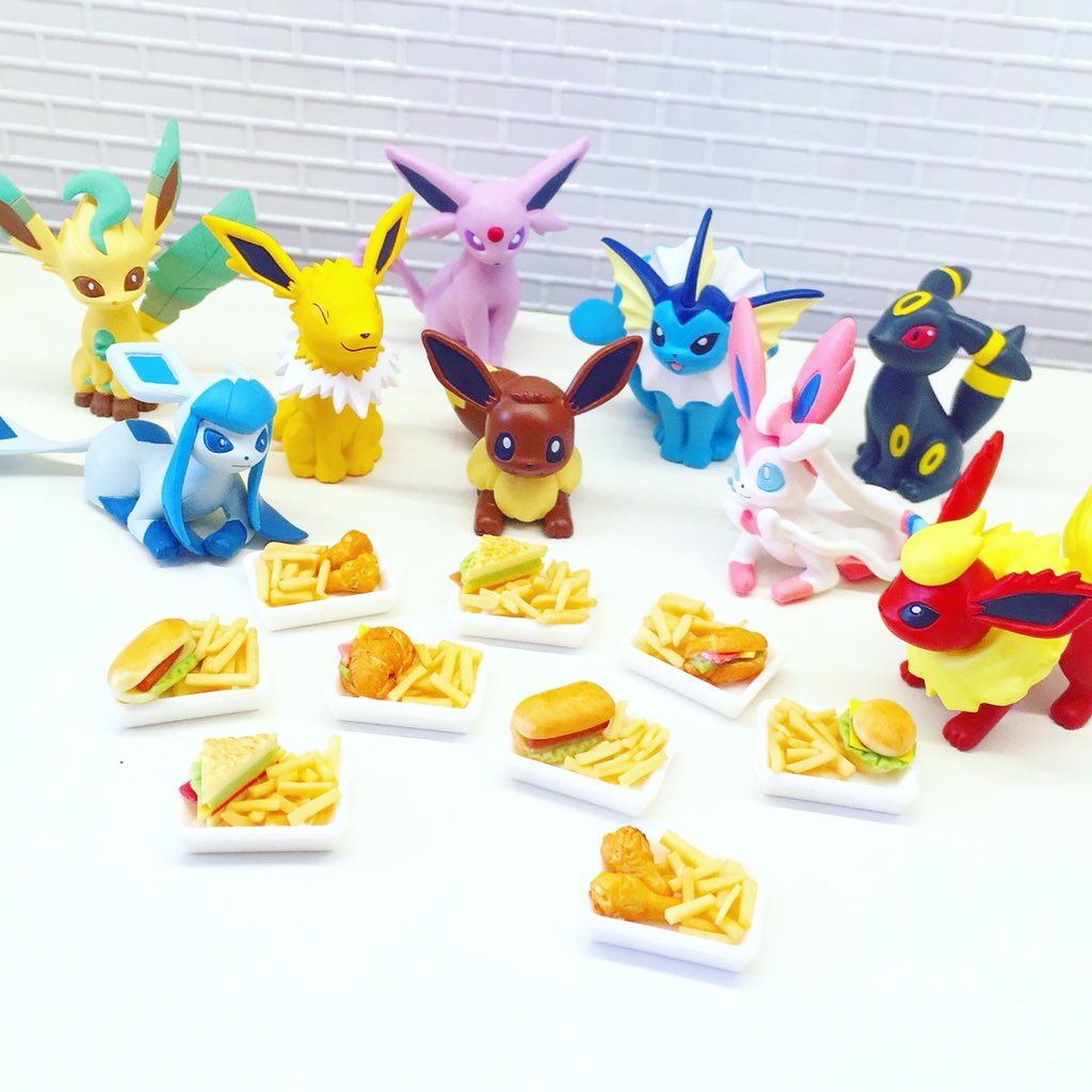 TheVintageRealm's tweet photo. 🍗🍔Lunch time! 🍟🌭
#eeveelutions #pokemon #miniaturefood https://t.co/yFSePBtrhX
